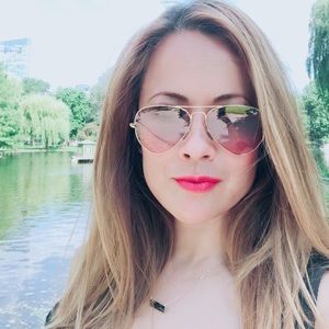 Meet your Posher, Gloria